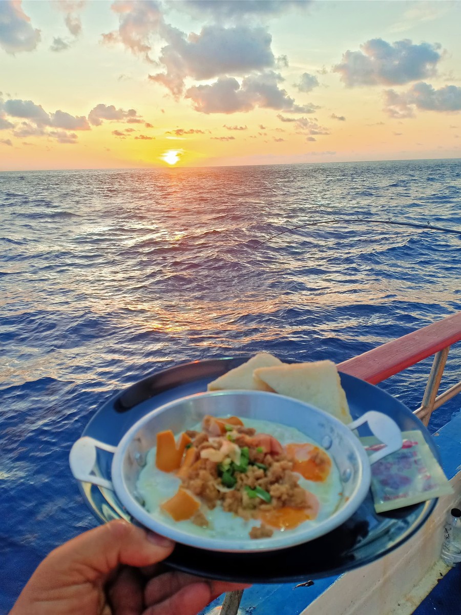ไข่กระทะ อาหารเช้าในเรือ Flying fish