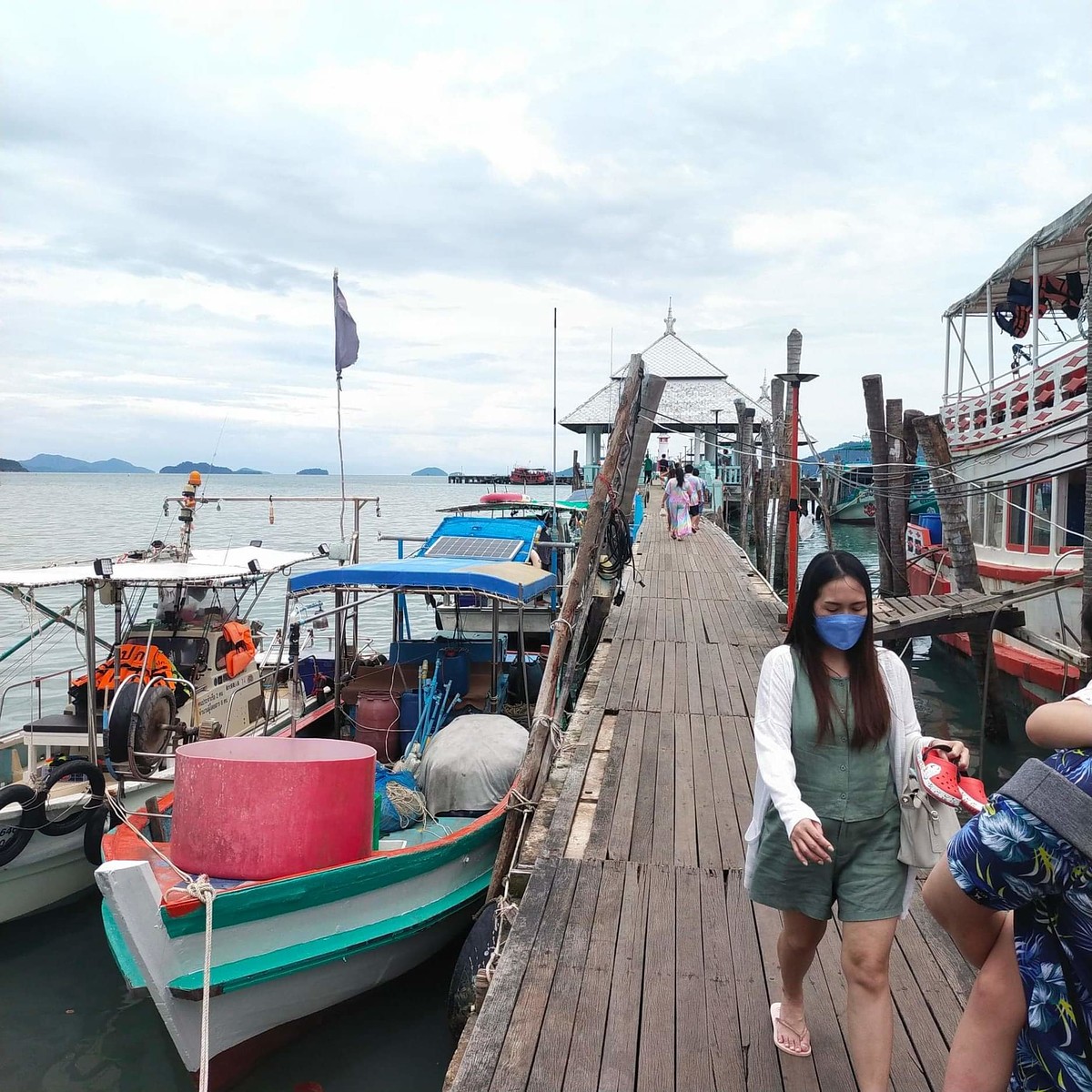  :cheer:
สะพานชุมชน ตลาดบางเบ้าครับ