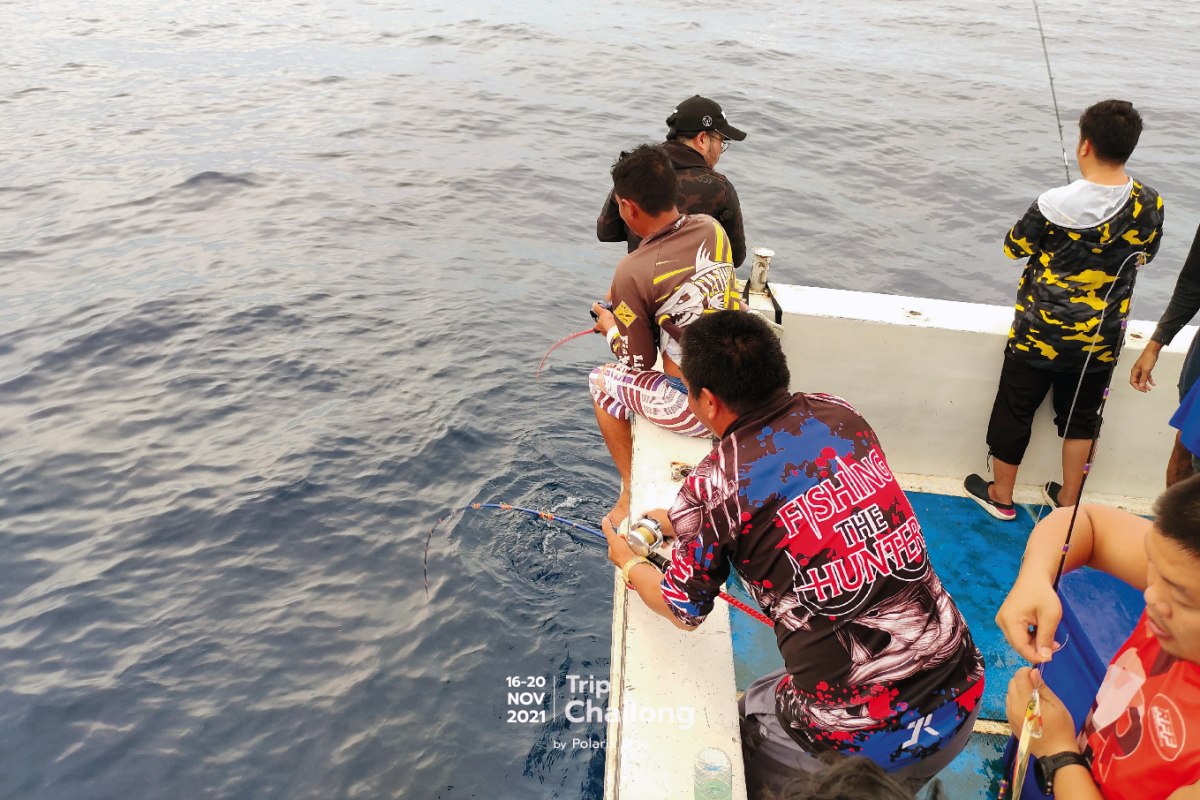 ท้ายเรือกำลัง SLOW JIG กันอย่างสนุกสนานฉ