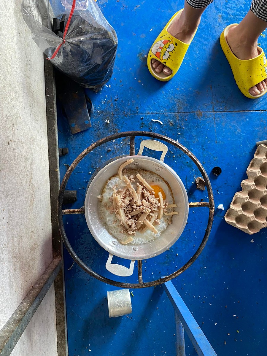  [b]พอไข่ได้ที่ใส่หมูสับที่เตรียมไว 