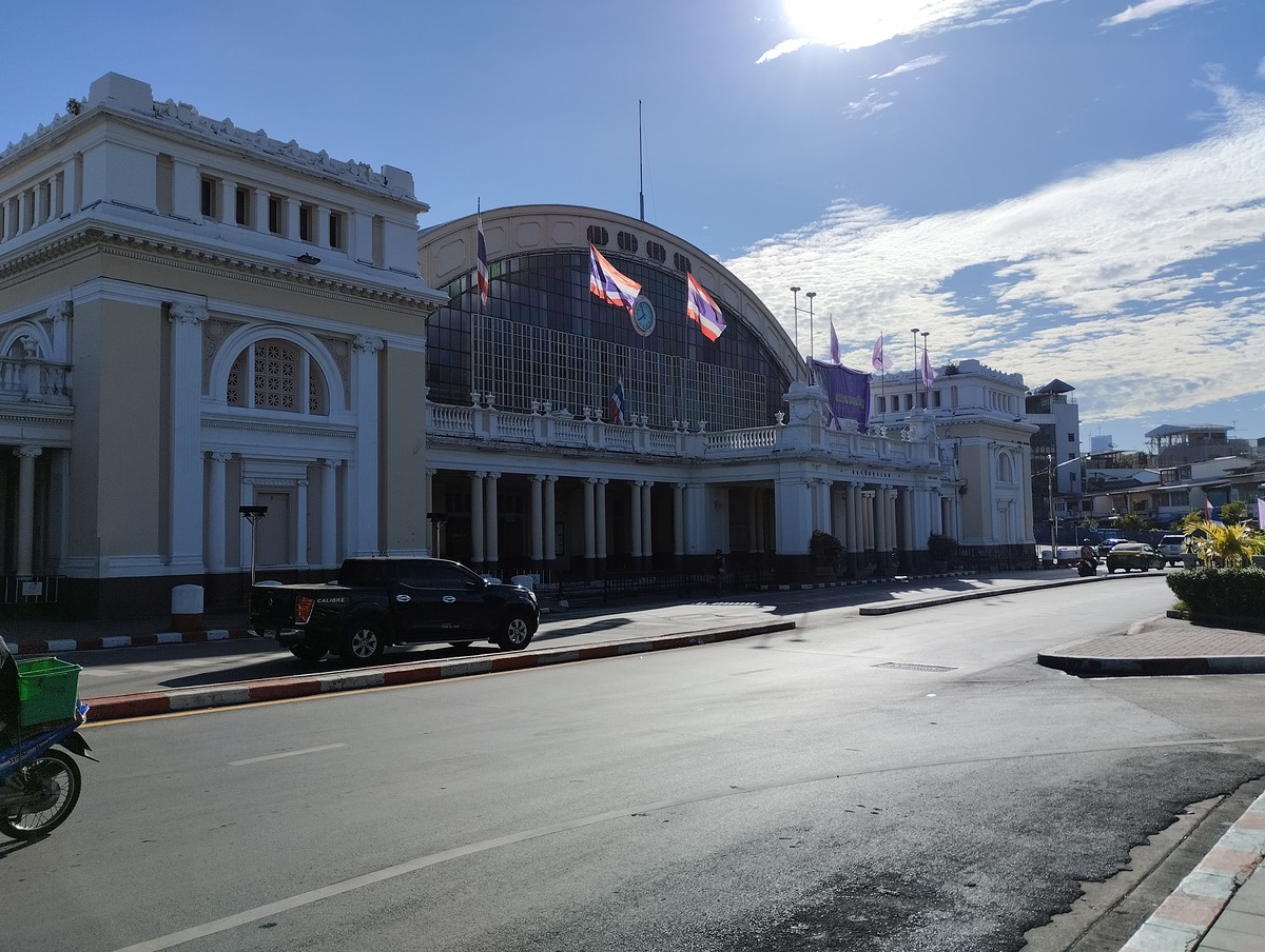 และนี่คือ สถานีหัวลำโพงหรือสถานีรถไฟกรุงเทพครับ 