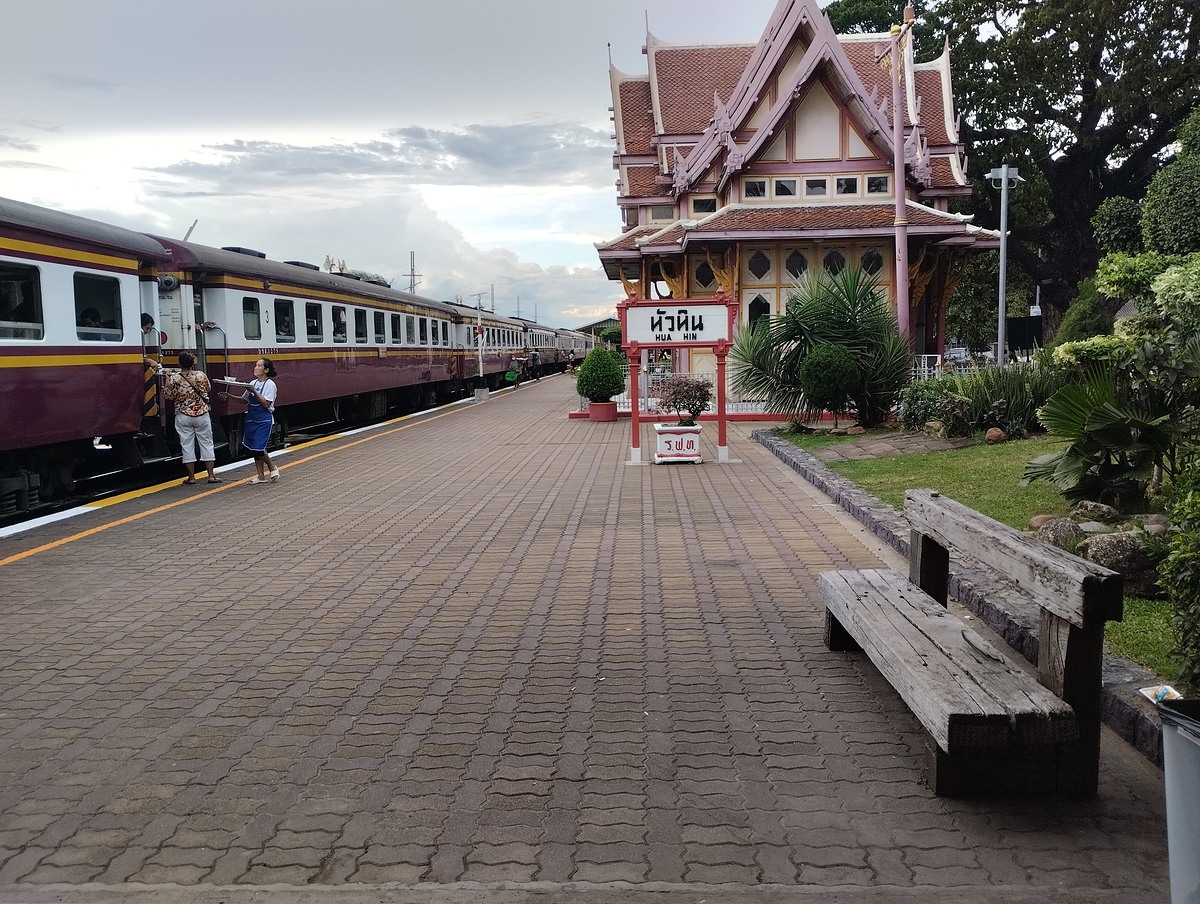 ถึงสะทีครับ รีบถึงเหอะ เบื่อเท้าที