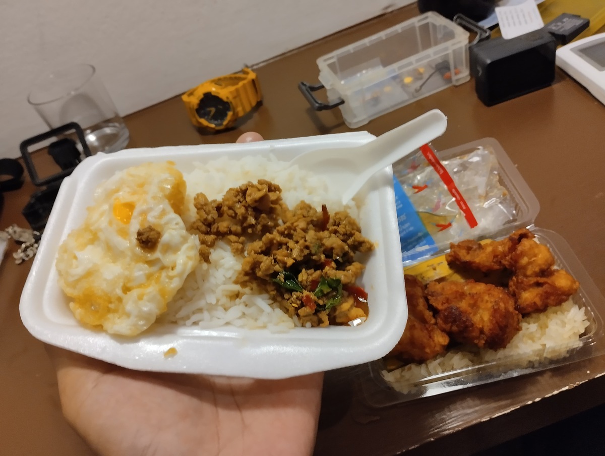 จัดการกับข้าวที่ซื้อมาที่สถานีรถไ