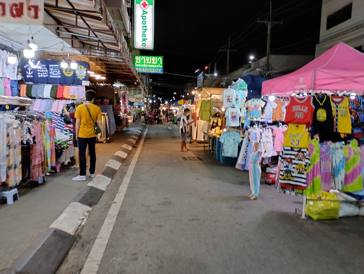 โรงแรมอยู่ใกล้ตลาดคนเดินครับ  :cheer: :cheer
