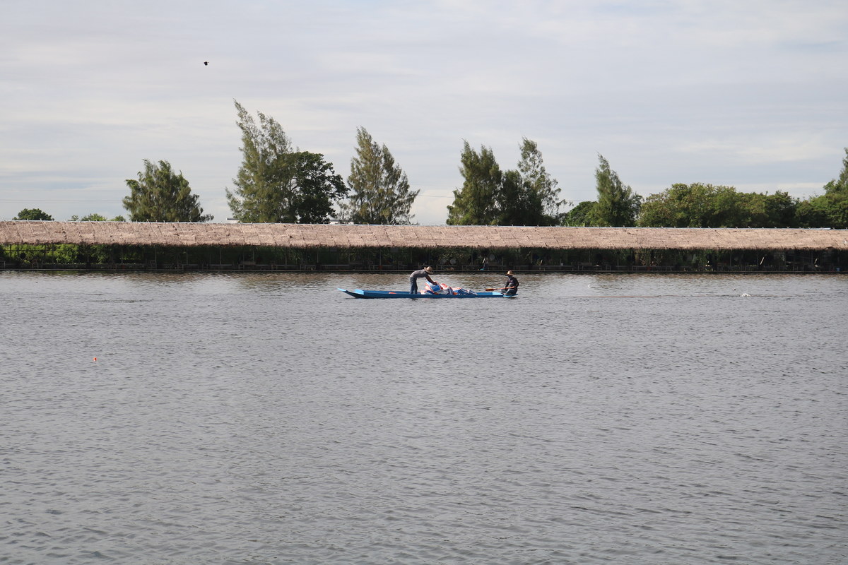 เรือที่ให้อาหาร​ปลาของทางบ่อครับ

