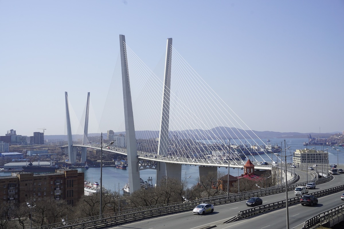 ขึ้นมาชมอ่าว Golden Horn Bay เหนสะพาน Zolotoy rog bridge ชัดมากครับ ในอ่าวเหนทั้งเรือรบ และ เรือพาณิ