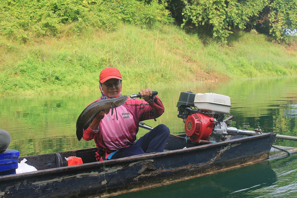 พี่ฟงหวินขอหล่อสักรูป ใต๋ฟงหวินผู้แข็งแกร่ง พายเรือสวนลมพาแขกตีช่อนได้เป็นกิโลโดยไม่บ่นสักคำ สุดหุบส