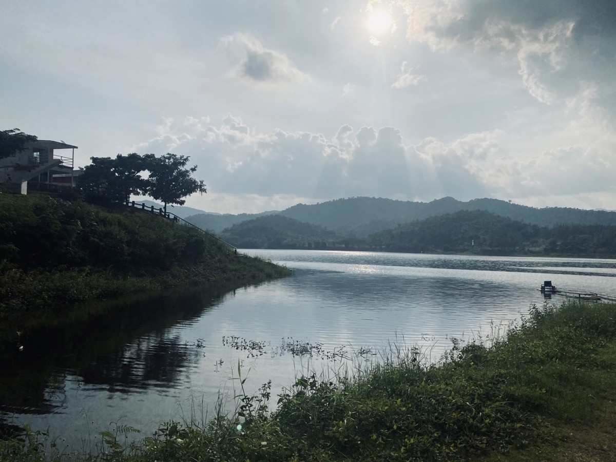 จุดลงเรือคายัค บัดนี้น้ำเต็มตลิ่ง เป็นหมายที่สวยงามน่ามีปลาช่อนมานอนเสียจริง