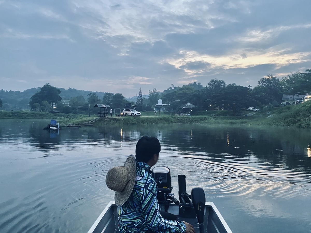 เช้าวันถัดไป ทันทีที่ฟ้าเริ่มมีแสงเรือก็มารับเราออกไปหาตีปลา โดยวันนี้เราตั้งใจจะมุ่งหน้าขึ้นต้นก่อน