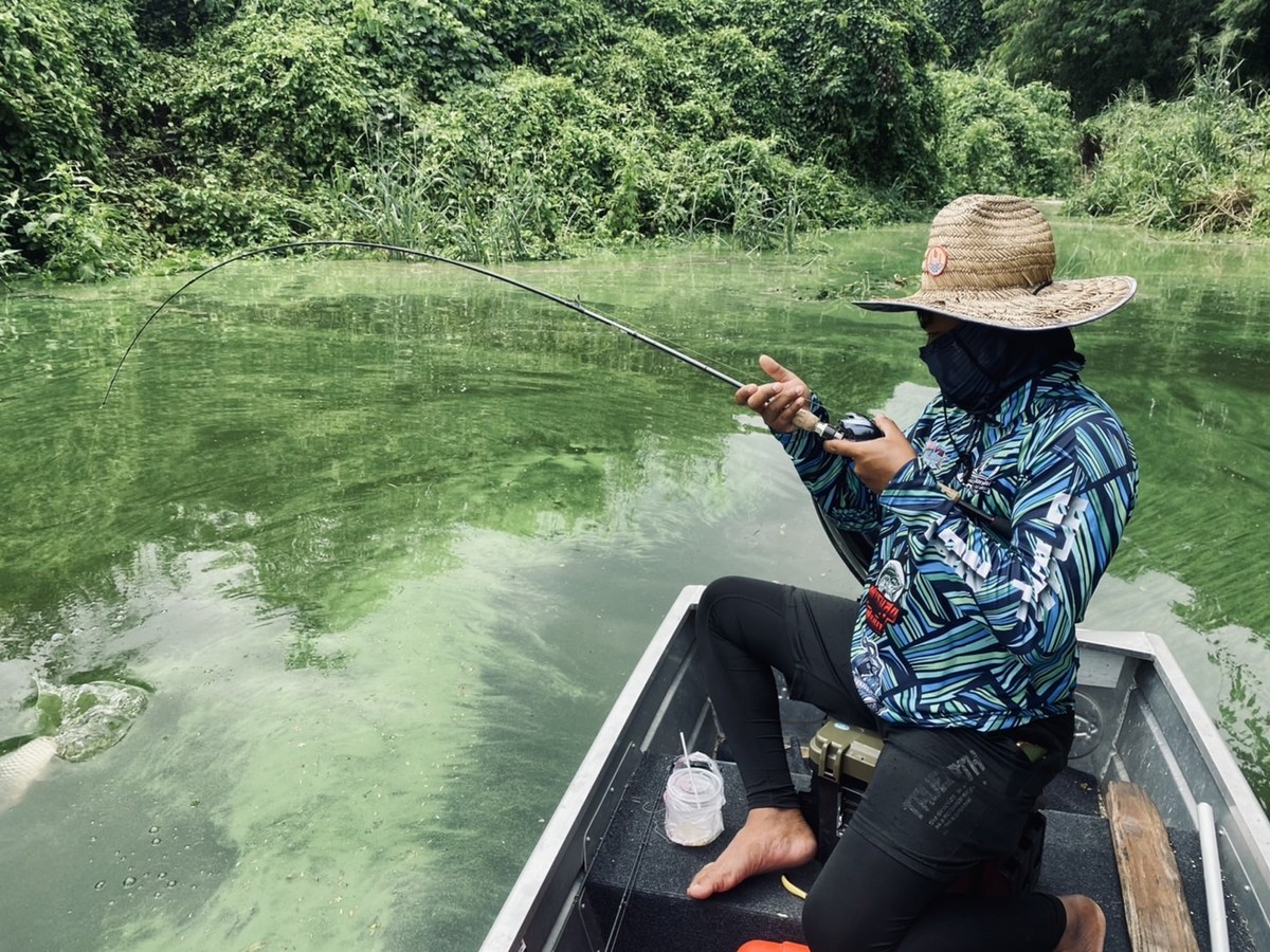 ไต๋ทางท้ายเรือลองเอาคันเบ็ดไปตกดูบ้าง ก็ได้เรื่องครับ 