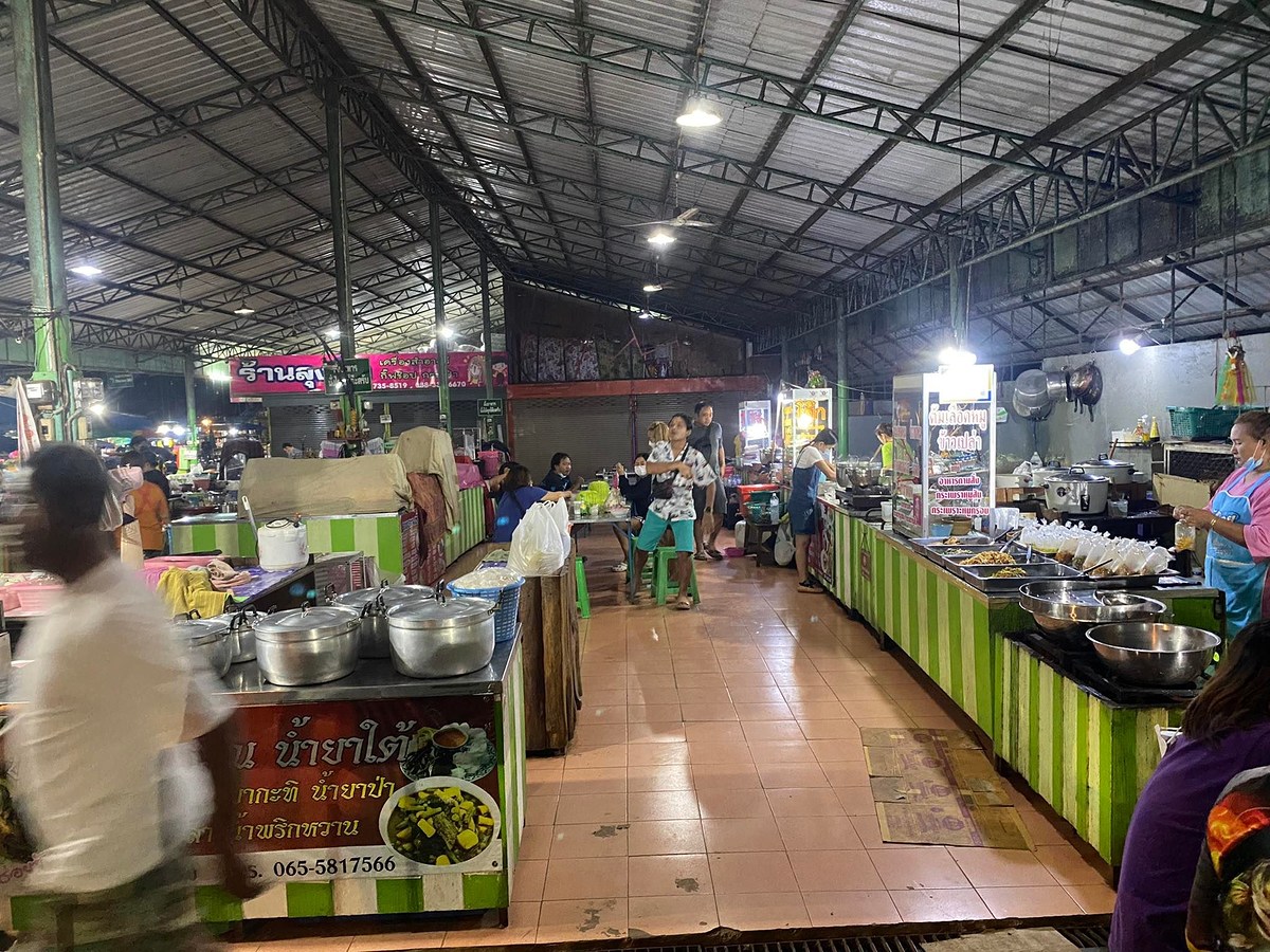  [b]แวะกินข้าวแกงสักนิด[/b]