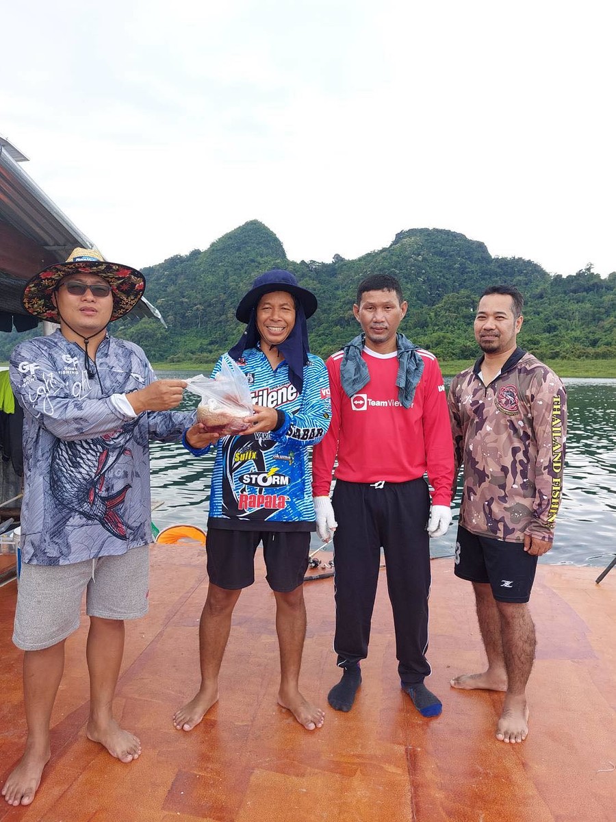  [b]มอบรางวัลหมูป่า1กก ให้ทีมน้าหมูคร