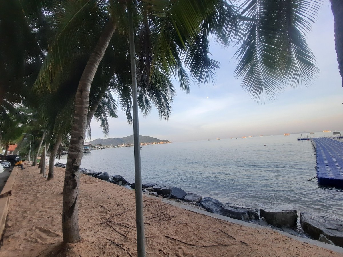 ซื้อของกินนิดๆหน่อยๆที่ตลาด แล้วมารอที่ชาดหาดครับ