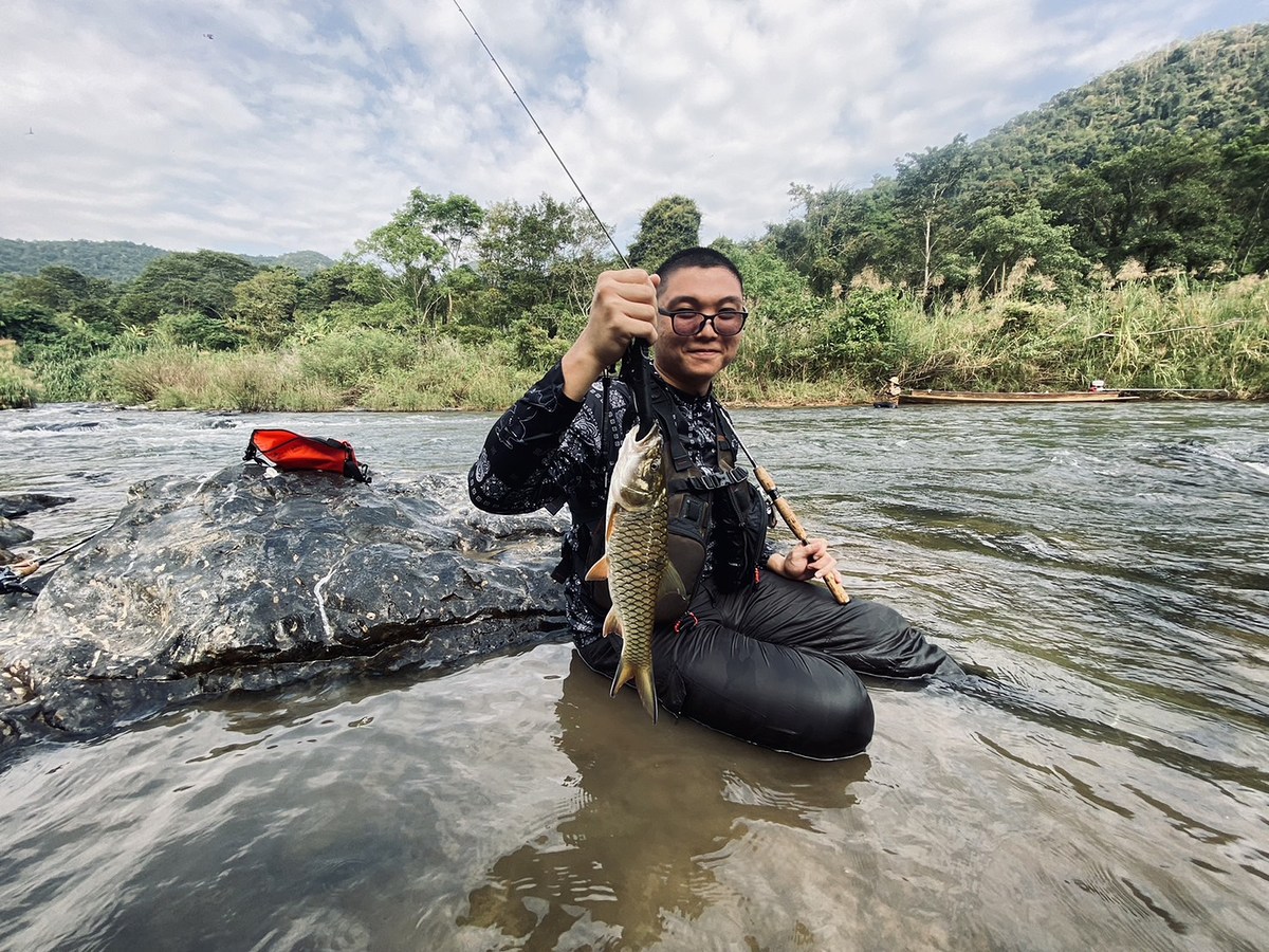 ผมรีบตะลุยน้ำข้ามมา พร้อมตะโกน "อย่าหลุดนะโว้ย"
การรีบเดินข้ามก้อนหินที่มีตะไคร่ลื่นๆทำให้ผมได้ล้มค