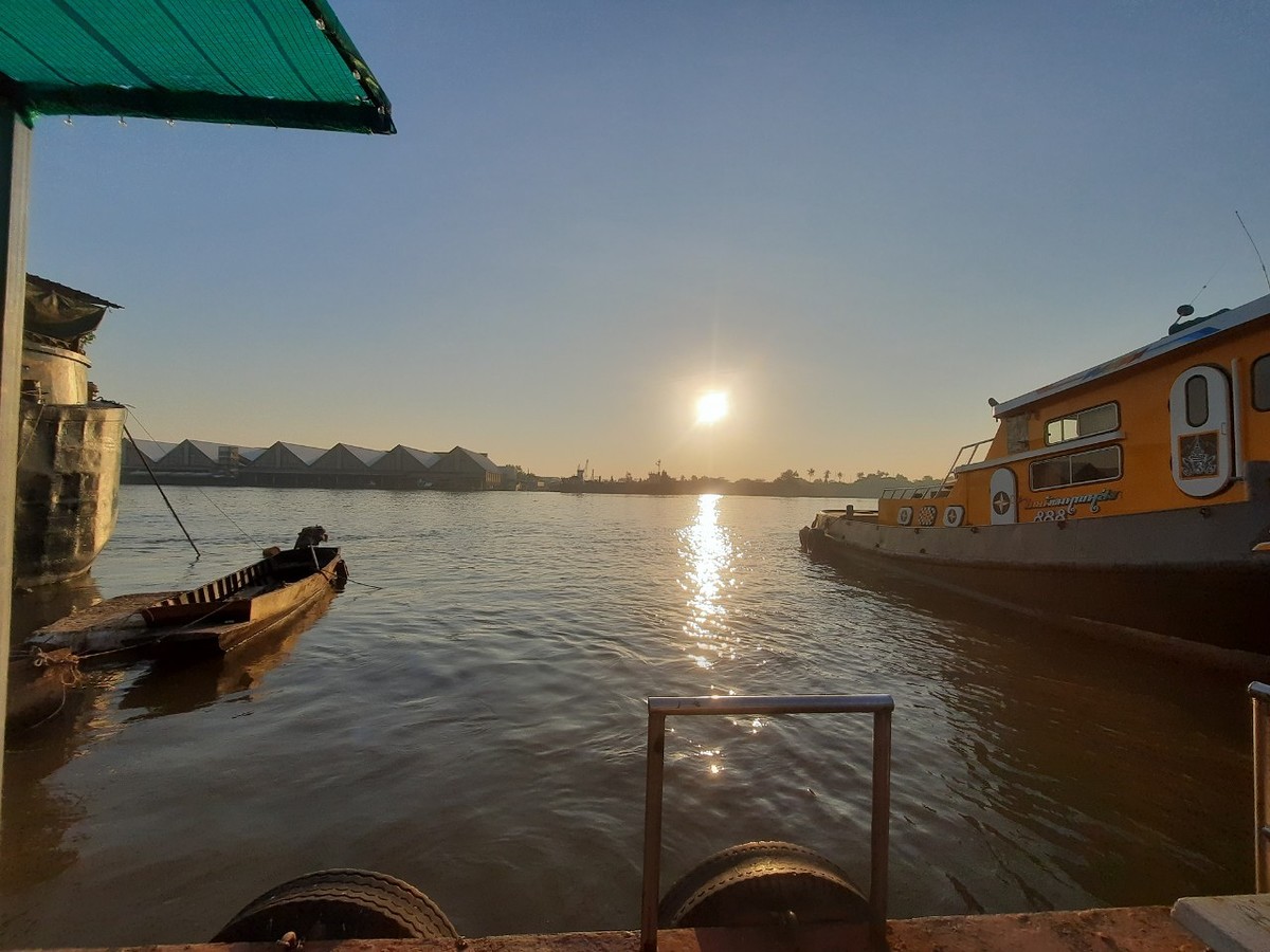 ท่าลงเรือครับ 
แม่น้ำเจ้าพระยา โซนพระประแดงนี่เอง