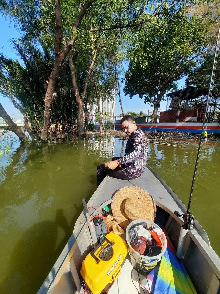 ซักพักมีคนลงเล่นน้ำครับ
กระชังที่ใส่ปลา ไม่รู้หลุดจากหลักไปได้ไง  ... 
เดินหาสิครับ