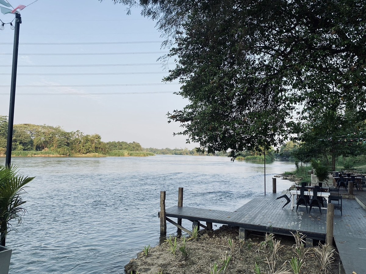 บรรยากาศรอบๆคาเฟ่สวยงาม มีฝูงปลากระแหว่ายวนรอบตลิ่งให้เห็นบ่อยๆ