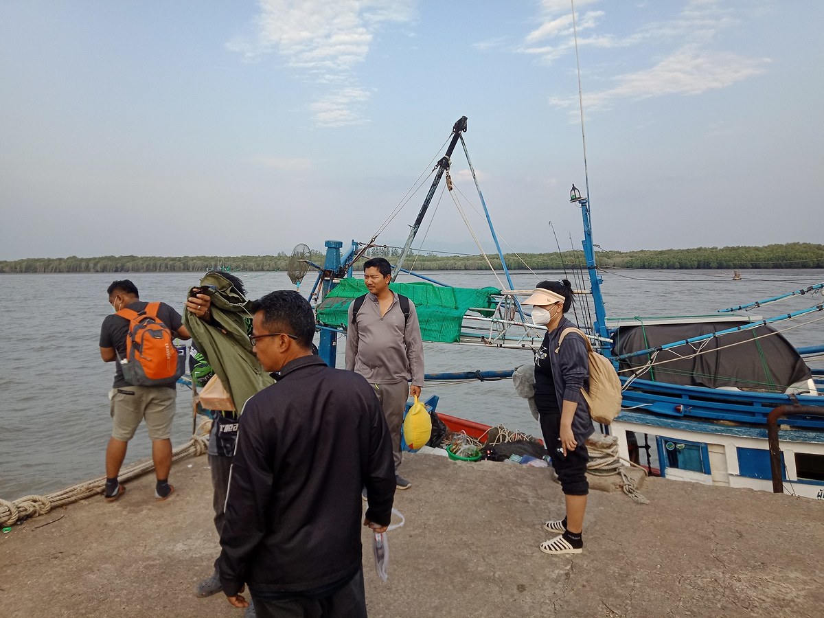 สมาชิกเตรียมลงเรือ แต่ไม่รู้พิจารณ