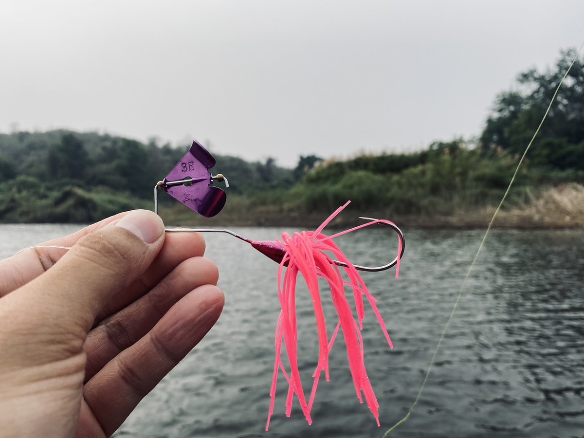 "ฺBuzzbait 3B" น้าเอเชียร์ให้เราลองใช้เหยื่อตัวนี้ เพราะหลายวันที่ผ่านมา แกได้พาลูกค้ามาตกและใช้เหยื