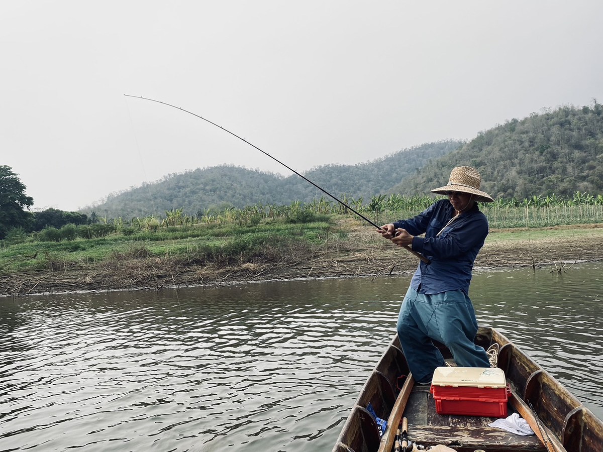 เราล่องเรือเหนือขึ้นไปทางต้นน้ำ เดโหวงโดนปลากัดมาอีก 1 ตัว