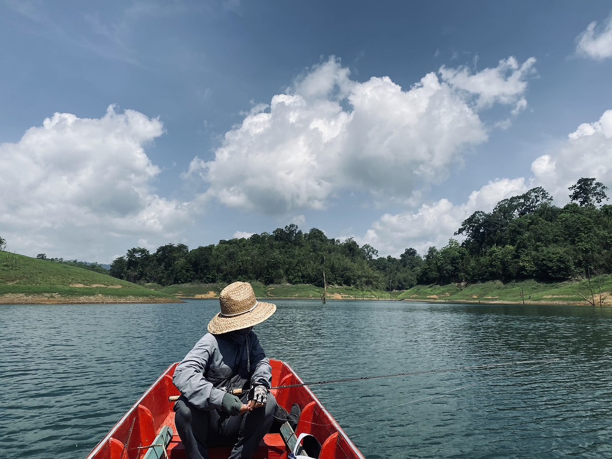 หลังพักทานข้าวเที่ยง เราออกมาหาปลาต่อ โดยเลาะตามแนวเกาะฝั่งตรงข้ามผาผึ้ง