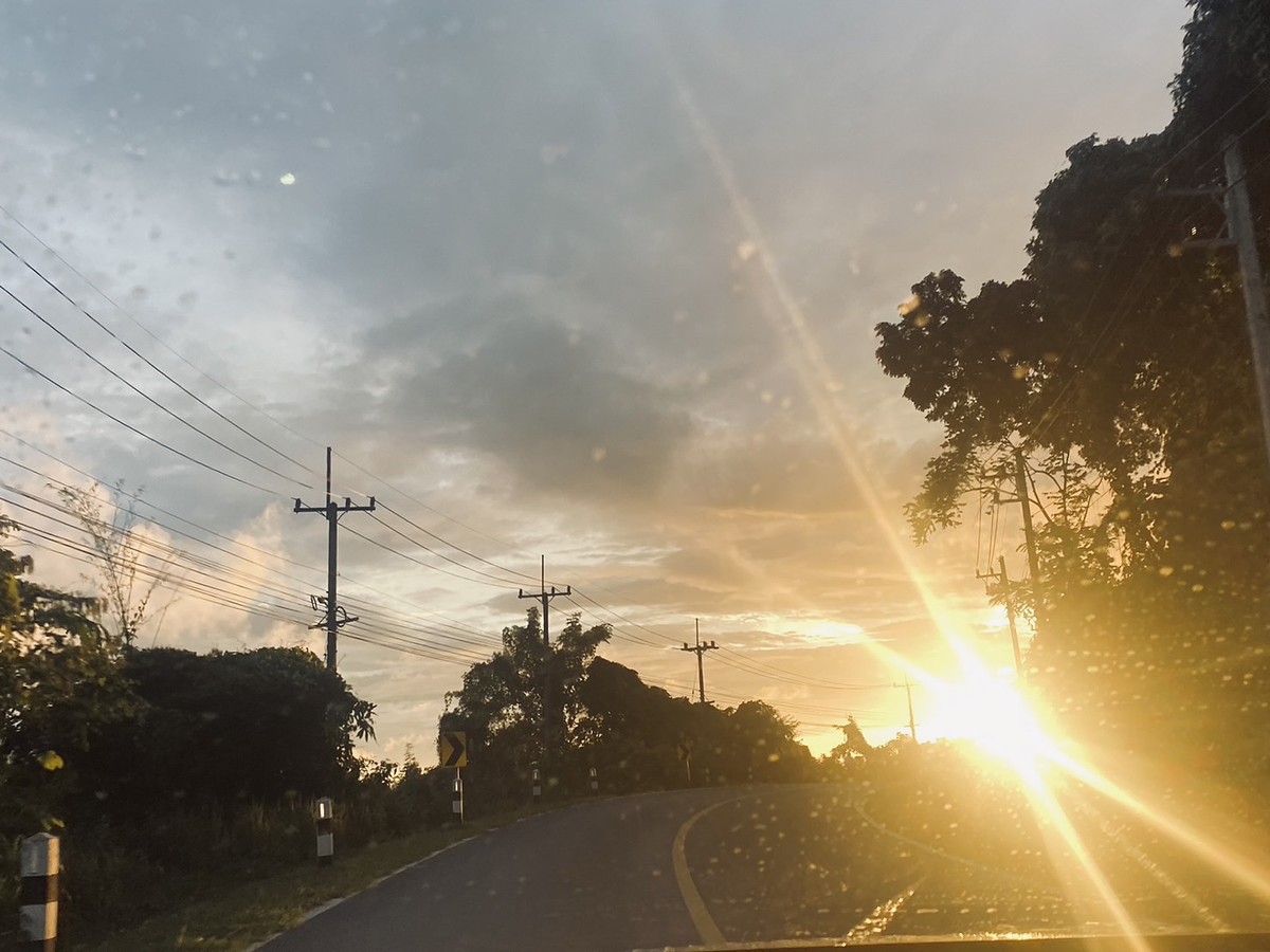 พอจะออกจาก ปตท ทองผาภูมิ ฝนก็เริ่มปรอยลงมา เราทำความเร็วได้ไม่มากนักเนื่องจากถนนเปียก
เราเลี้ยวขวาท