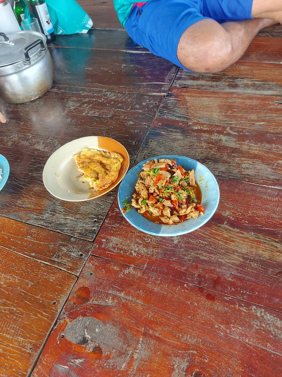 สายมากแล้ว ทีมงานบอกหิวข้าว ผมก็เลยจัดชุดง่ายๆให้กินก่อน กระเพราไข่เจียว ตอนเย็นค่อยจัดปลา :umh: :um