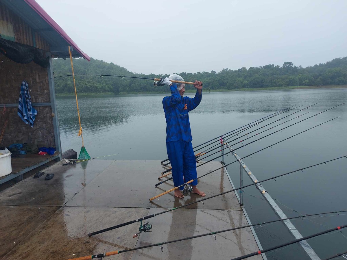 ฝนถล่มยับเยินเลยครับ ตกหนักบ้าง แรงบ้างสลับกันไป