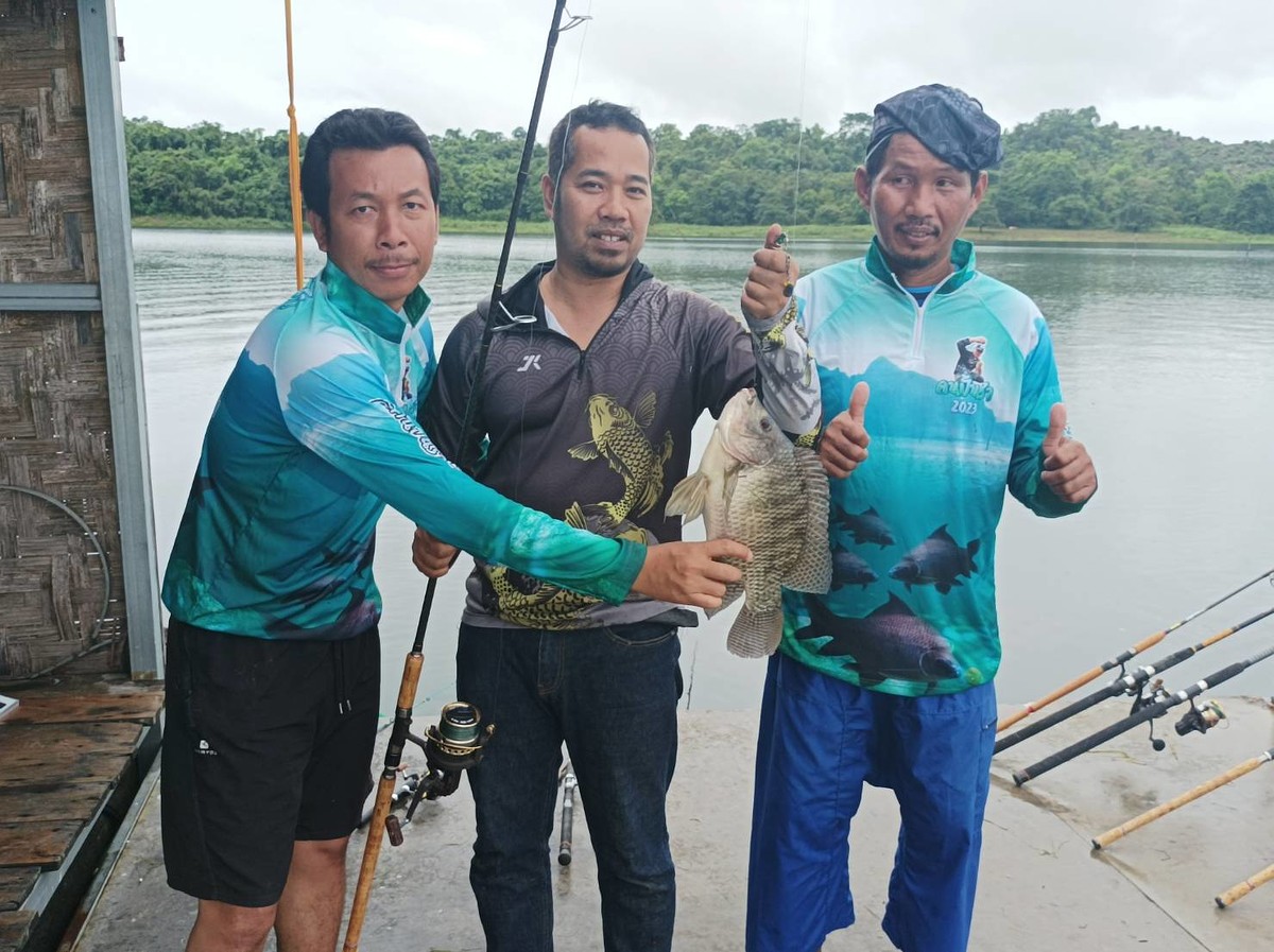 นี้ครับ สมาชิกทีมผม ทีมน้าหมู
คนซ้า