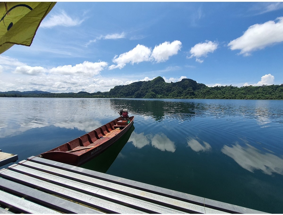  [b]เรือก็รอพร้อมอัดกลางน้ำ555ว่าไป[/b] :che
