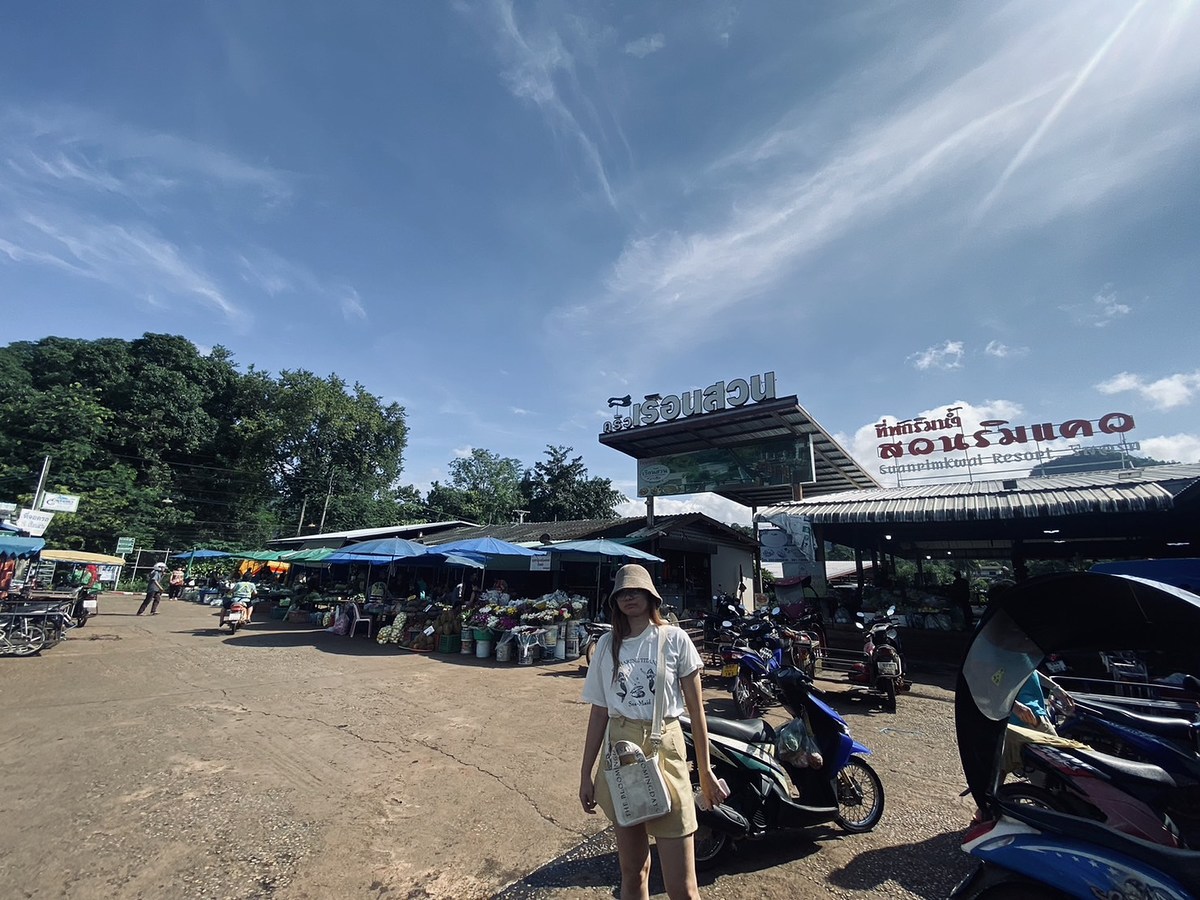 การแวะมาถ่ายรูปที่ตลาดทองผาภูมิดูเหมือนจะเป็นธรรมเนียมสำหรับทริปตกปลาเขาแหลมของผมไปซะแล้ว
แต่สิ่งที