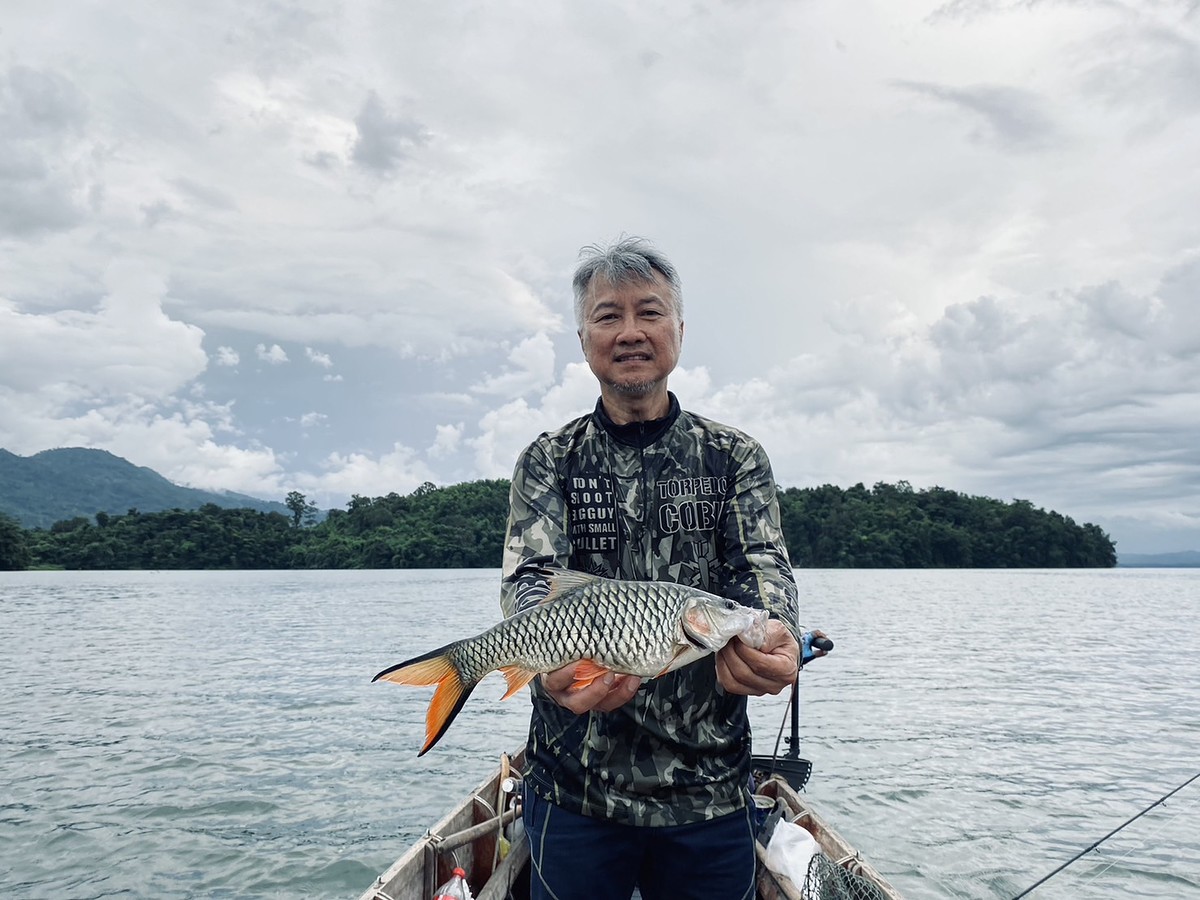 เราล่องเรือตีกระสูบฝูงไปเรื่อยๆ ฝูงนี้ปลาขนาดค่อนข้างดี ส่วนมากจะประมาณเกือบโลจนถึงโลกว่าๆ
ตอนนี้พ่