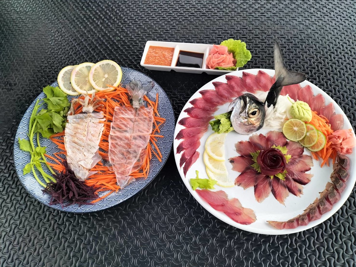 ปลาแข้งไก่ซาซิมิ จัดจานสวยๆเพื่อให้ลูกค้าได้ถ่ายรูปไปโชว์กันครับ