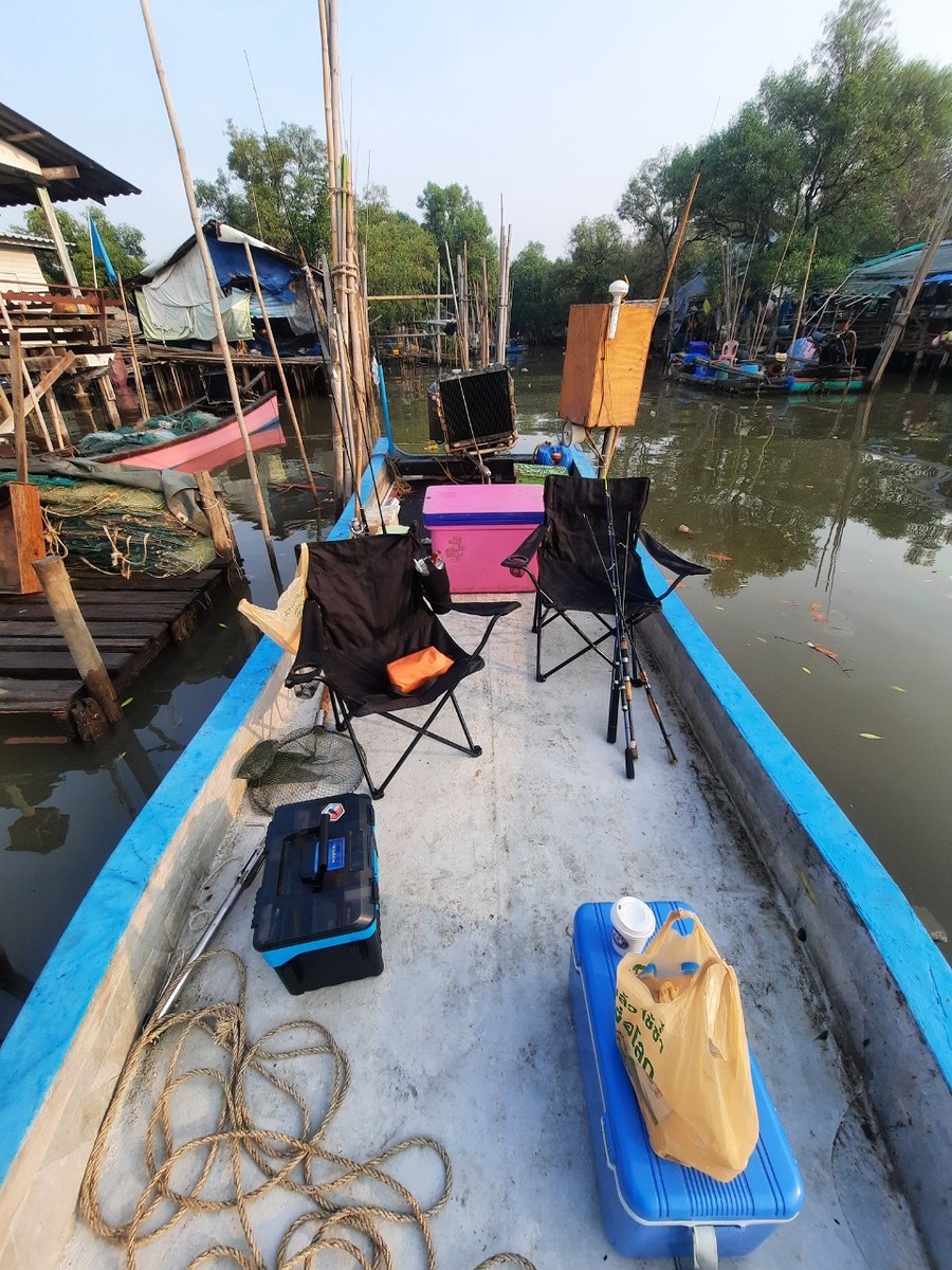 เรือไต๋บลูครับ 
เป็นเรือโฟม ขนาดกว้างขวางทีเดียว
สามารถลงได้ 4-5 ท่านสบายๆครับ