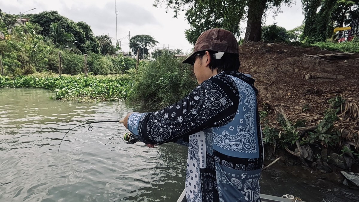 ดูเหมือนจารยืพีทจะเจอร่องที่ปลาอยู่ แกแนะนำให้ผมส่งเหยื่อเข้าไปในจุดเดียวกัน 
แล้วก็โดนเลยครับ หลัง