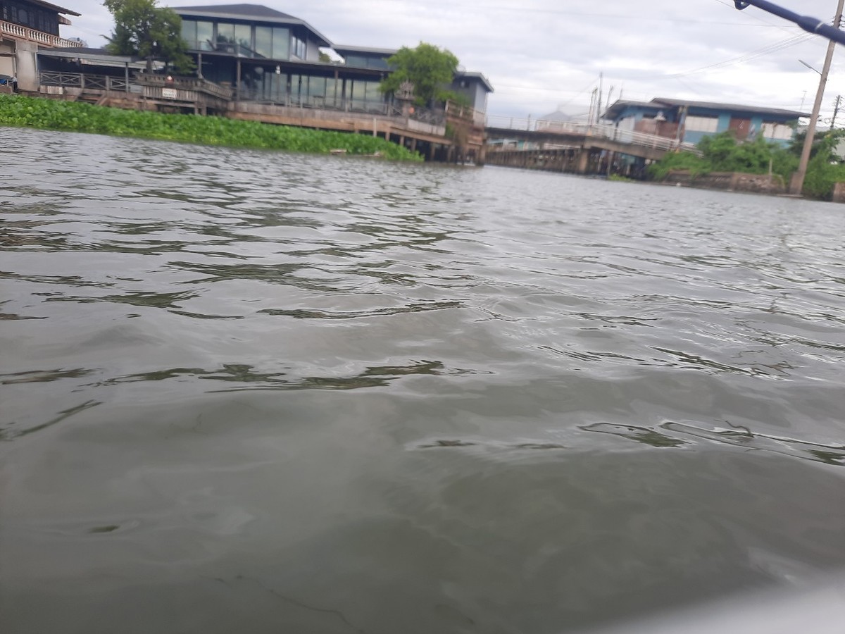 ไล่แวะตกไปเรื่อยก่อนครับ
เช้าลมแรงมาก เรือปัดไปมา ตกยากมาก