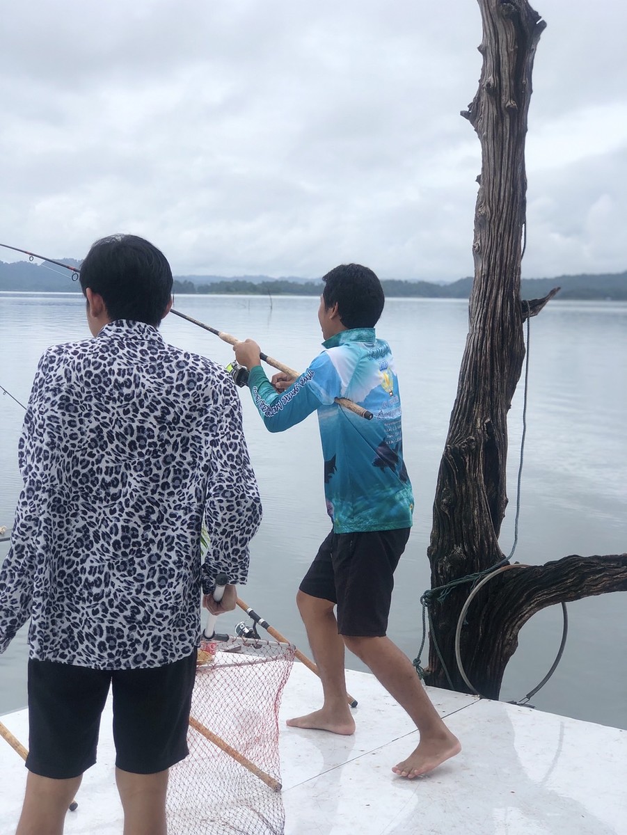นายตั้มลุ้นด้วยครับ  แผนกตักปลา กับชงเหล้า555