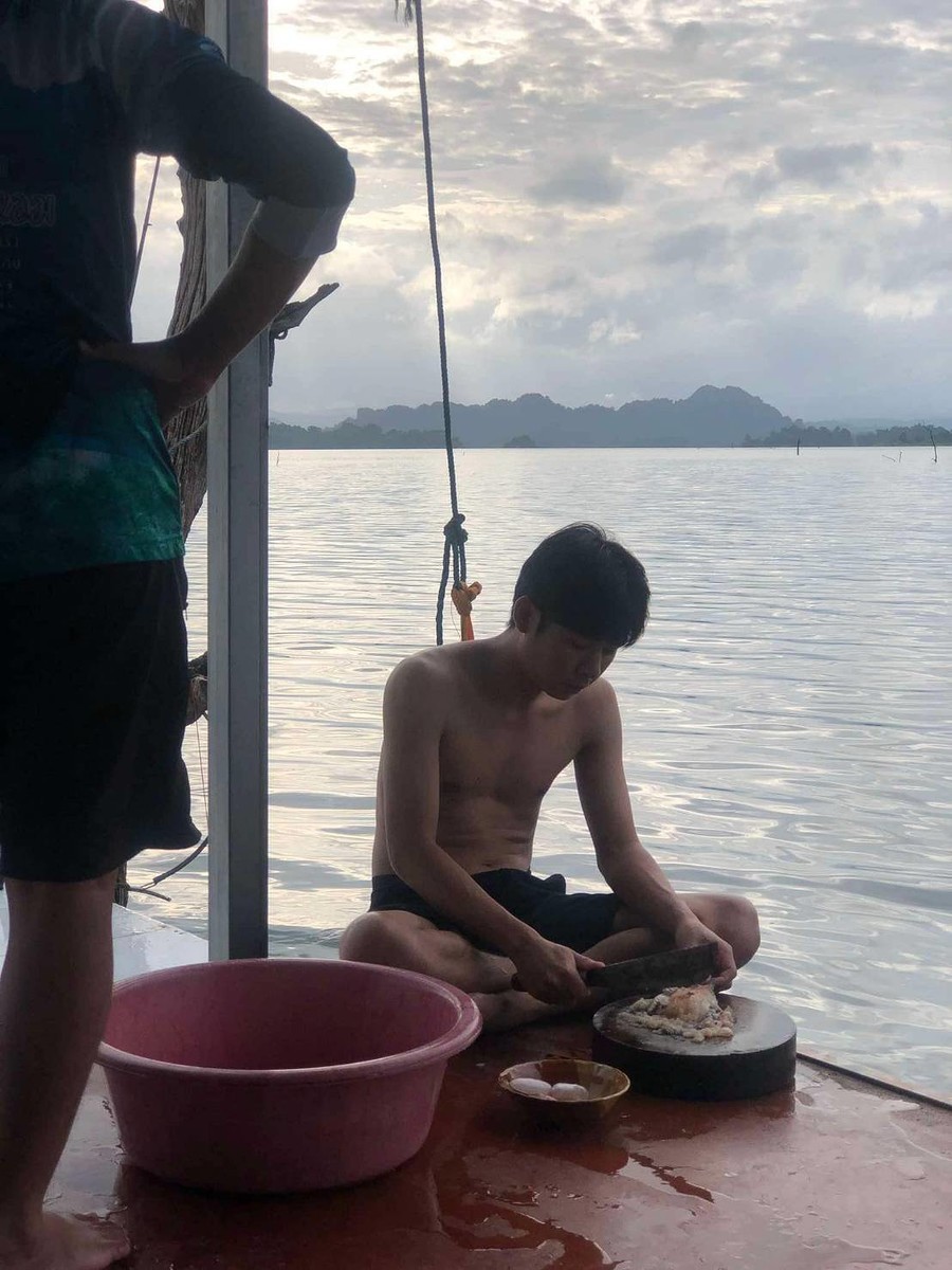 นายตั้มเริ่มทำปลาแล้วครับ กับแกล้มกับข้าววันนี้ต้องจัดเต็ม