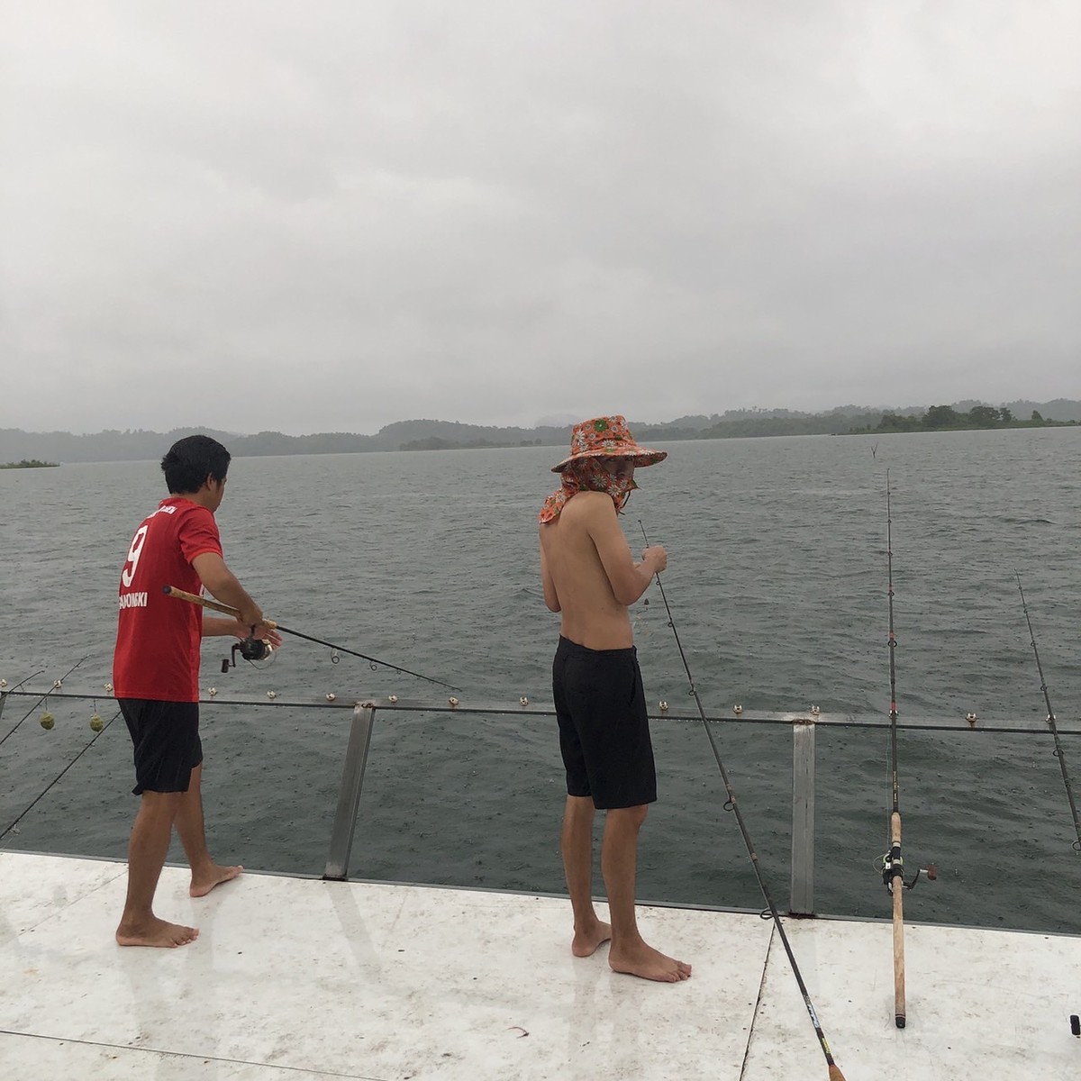ปลาเข้าค่อนข้างดีครับ ขนาดฝนตก ลม ก็ยังมากินเหยื่อครับ