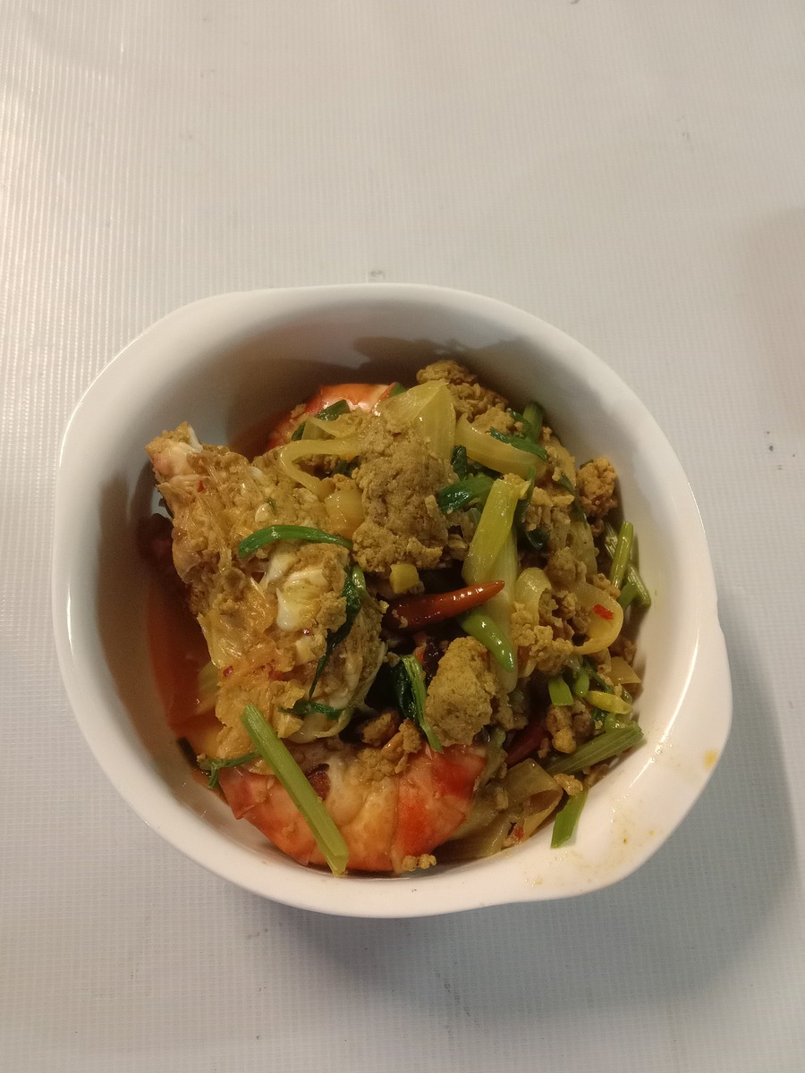 กุ้งผัดผงกะหรี่ เป็นรายการอาหารที่ชื่นชอบ ความหอมของผงกะหรี่ และเครื่องปรุงรส ความนุ่มของไข่ ความเด้