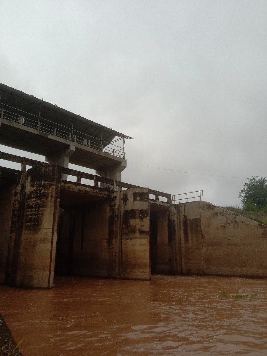 ปลายฤดู สภาพอากาศท้องฟ้าปิด เมฆฝนลอยต่ำ ความชื้นสูง ลมเย็นพัดมาเป็นระยะๆ เป็นสัญญาณเตือนถึงความชุ่มฉ