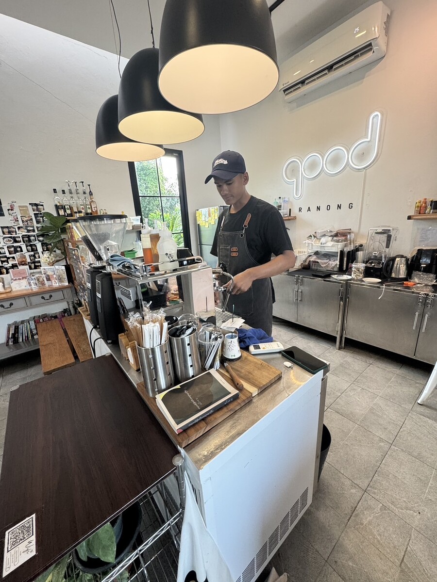 ร้านกาแฟ มีเค้กพรีเมียม กาแฟพรีเมียมหอมๆให้เลือกชิม อ่อ บาริสตาร์เป็นน้องเมียนมาวัยรุ่นที่สุภาพมาก 