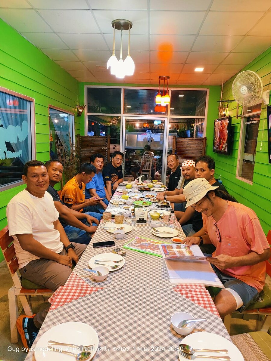 พอทานอาหารเช้าเสร็จ ก็นอนพักกันซักพักแล้วออกไปทานอาหารเที่ยงที่ร้านกระติ้บ ห่างจากที่พักร้อยเมตร เรา