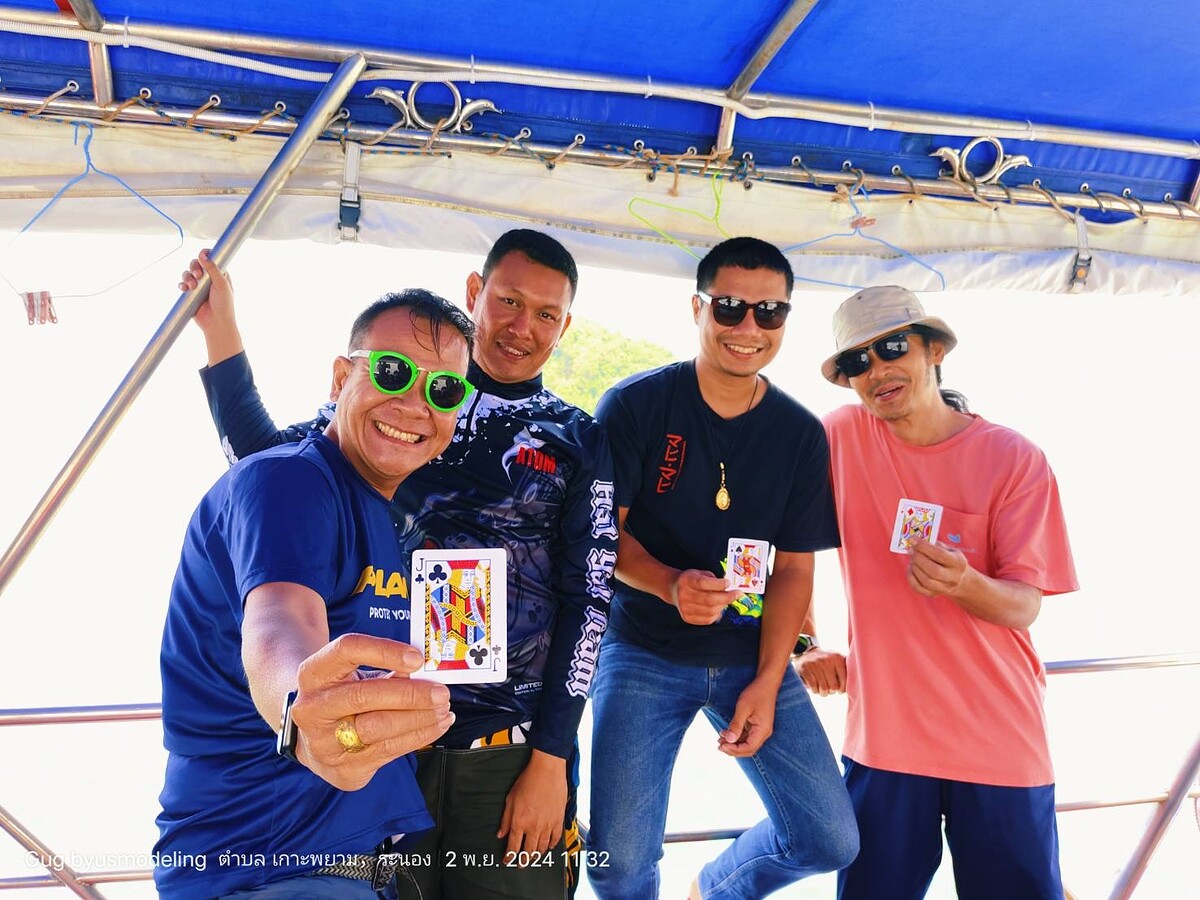 สมาชิก16คนเราจับฉลากแบ่งทีมนะครับ สี่คนสี่ทีม เพื่อได้อรรถรสในการตกปลา เกมส์การแข่งขันเรามีถ้วยรางวั