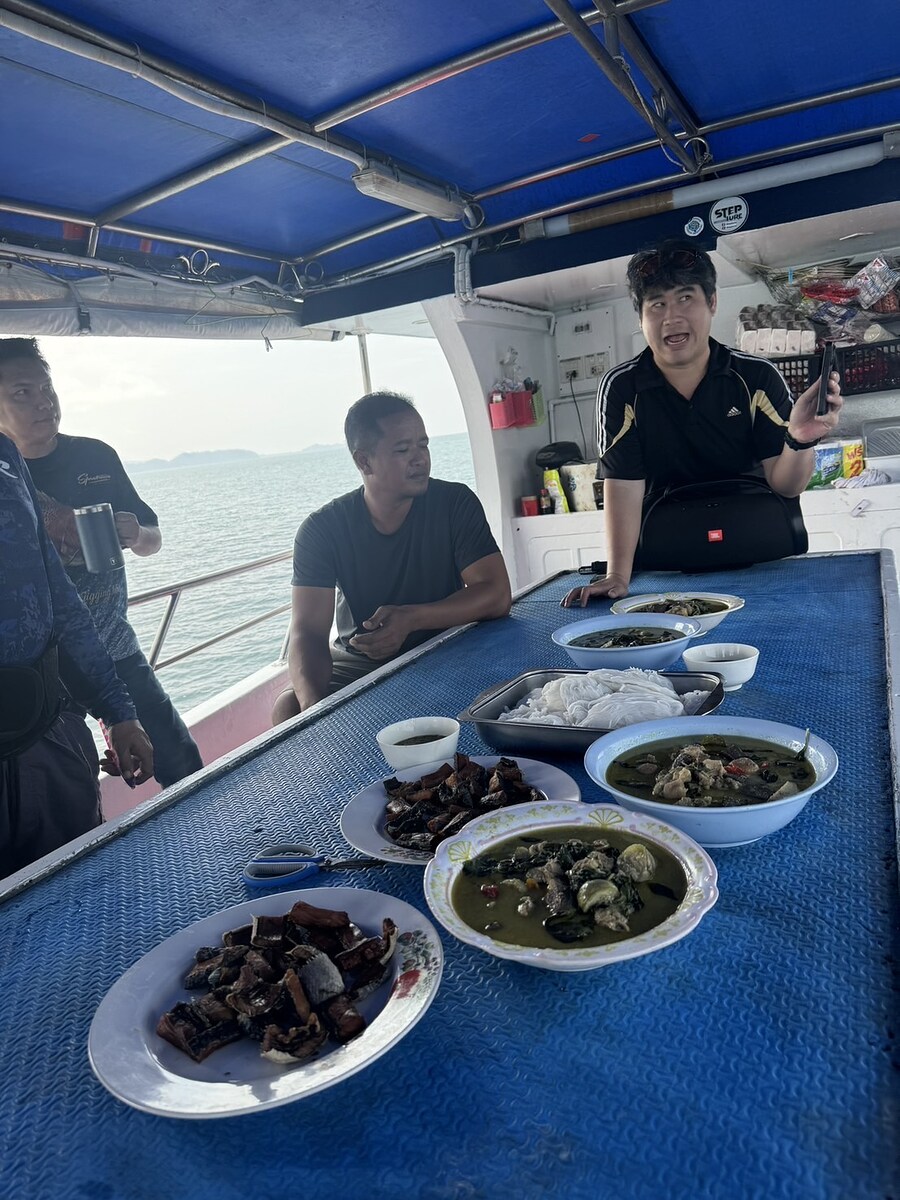ทีมงานมารอแล้ว อาหารเรือพี่กิตอร่อยมากครับ