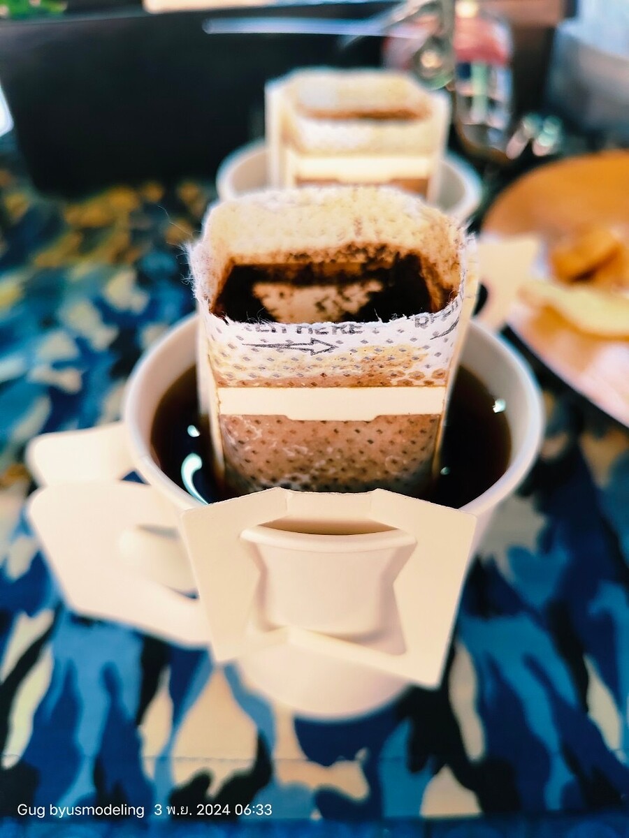 กาแฟกันก่อนที่จะไปลุ้นปลาแปลกกันต่อนะครับ

ทีมผมมีน้องตั้มเป็นบาริสตาประจำทีม บดเอง คั่วเอง ใส่แพ็