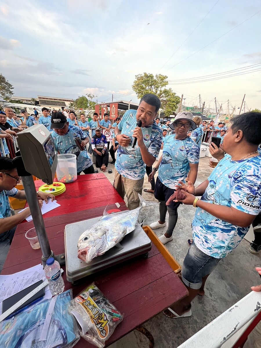 กติกาข้อที่ 5 ปลากระมง ปลาโฉมงามขนาด 4 kg ผมรีบลูกขึ้นยืนแล้วเปิดกระติกทันที เพื่อเอาปลาเตรียมเข้าชั