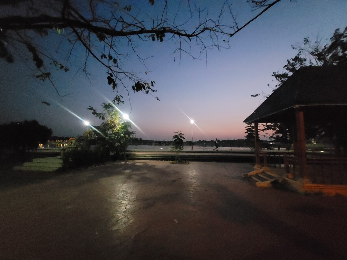 มาถึงที่ลงเรือ อากาศหนาวเลยครับ
ดีที่ไม่มีลมแรง เพราะตอนแรกยังหวั่นๆใจ จะลงเรือไม่ได้เพราะกลัวลมหนา