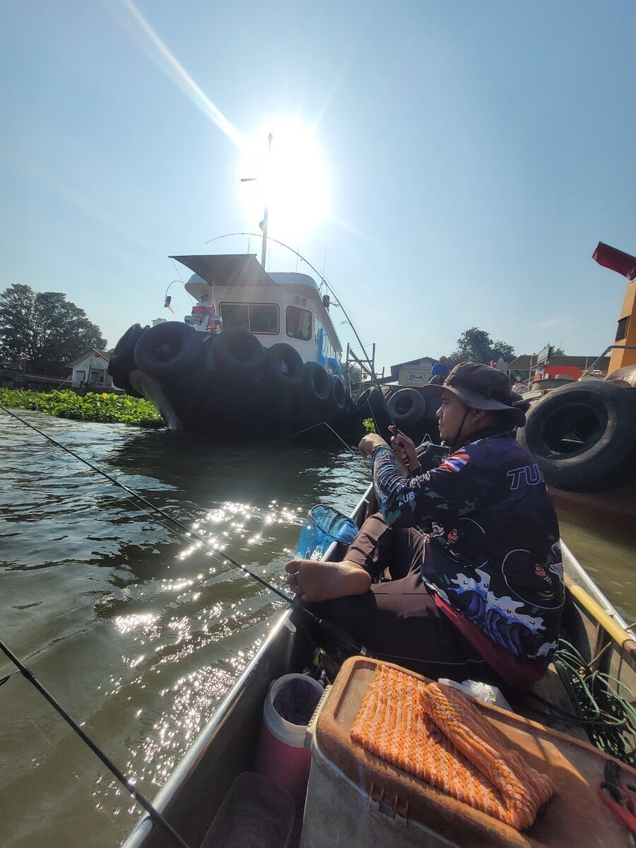 ขยับเรือมาหน่อย ไต๋ก็จัดอีก
เสียงไต๋บอก ตัวนี้มีไซค์ๆพี่