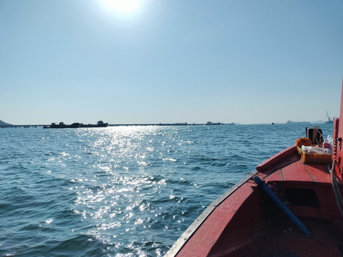 เรือออกจากท่ามุ่งหน้าเกาะสีชังครับ  :grin: :grin: :grin: